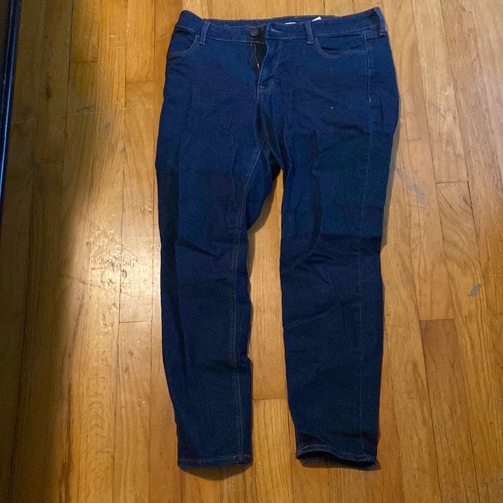 Ankle, size 8, mid rise blue jeans.
